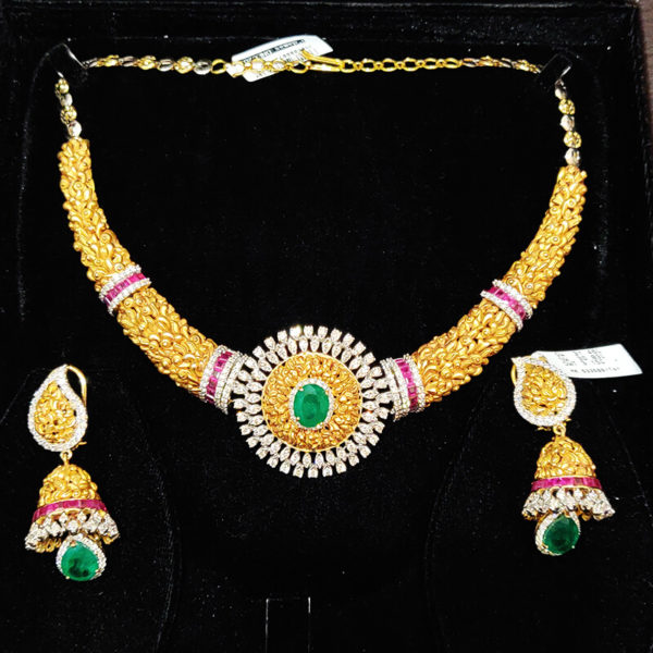 traditional emerald gold and diamond neckless ddamas